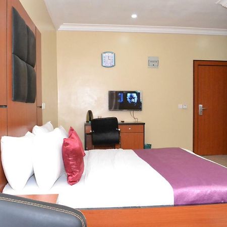 Limoh Suites Бенин Сити Екстериор снимка