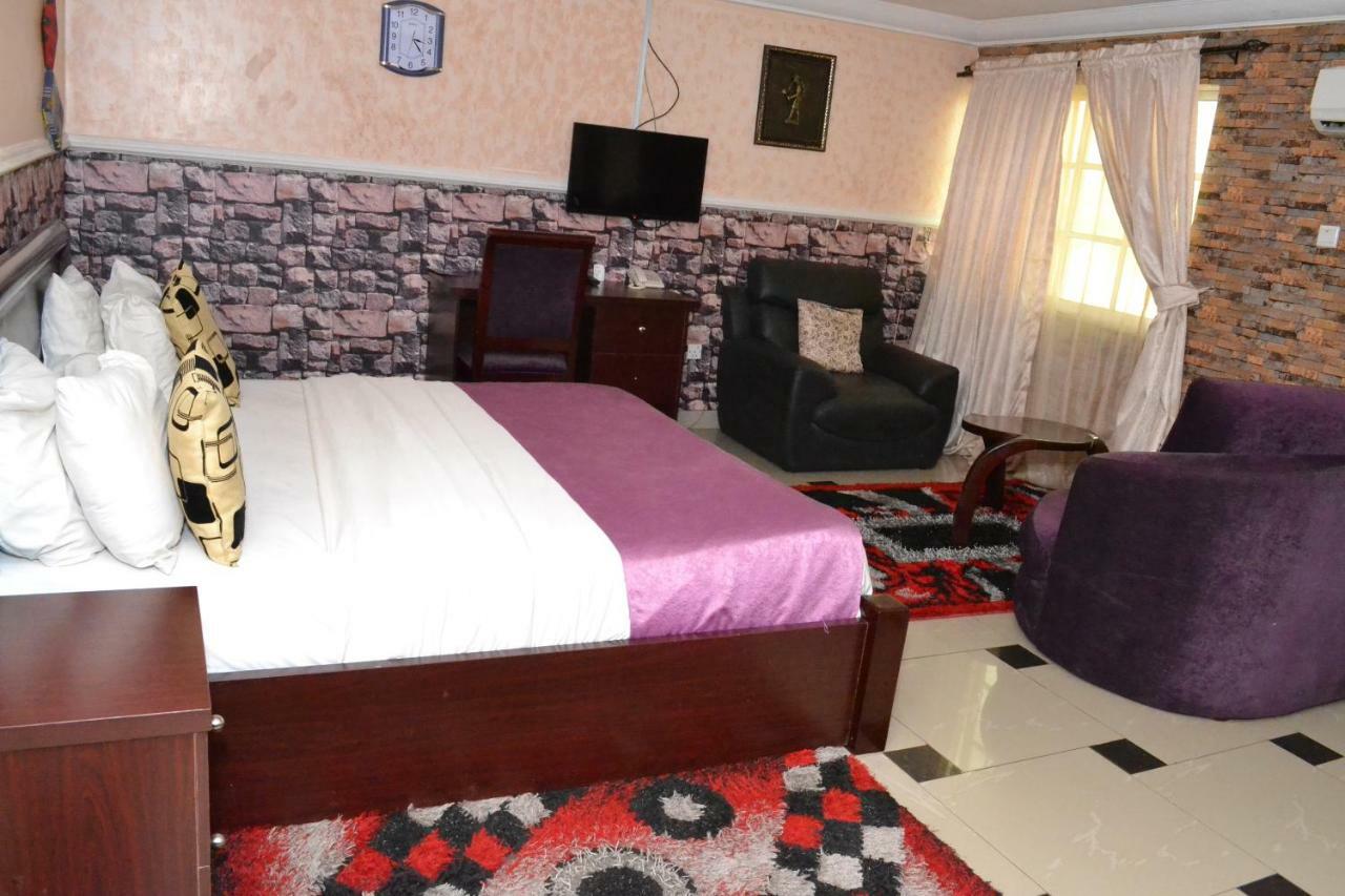 Limoh Suites Бенин Сити Екстериор снимка