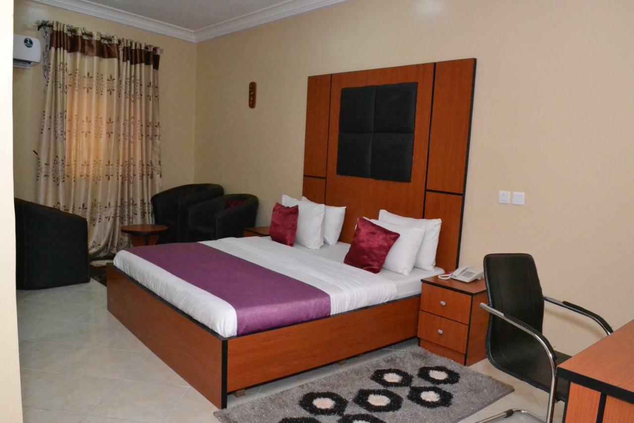 Limoh Suites Бенин Сити Екстериор снимка