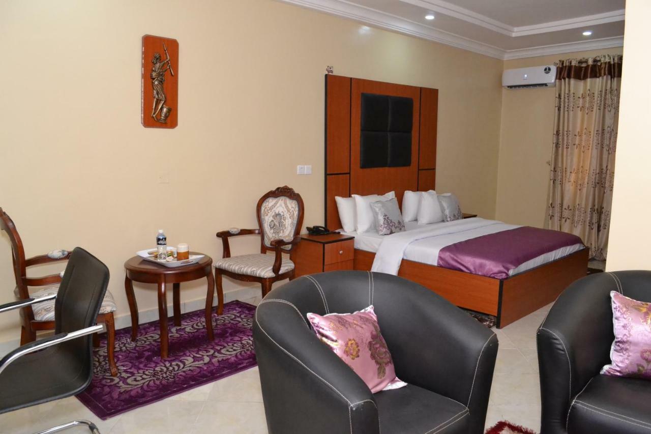 Limoh Suites Бенин Сити Екстериор снимка