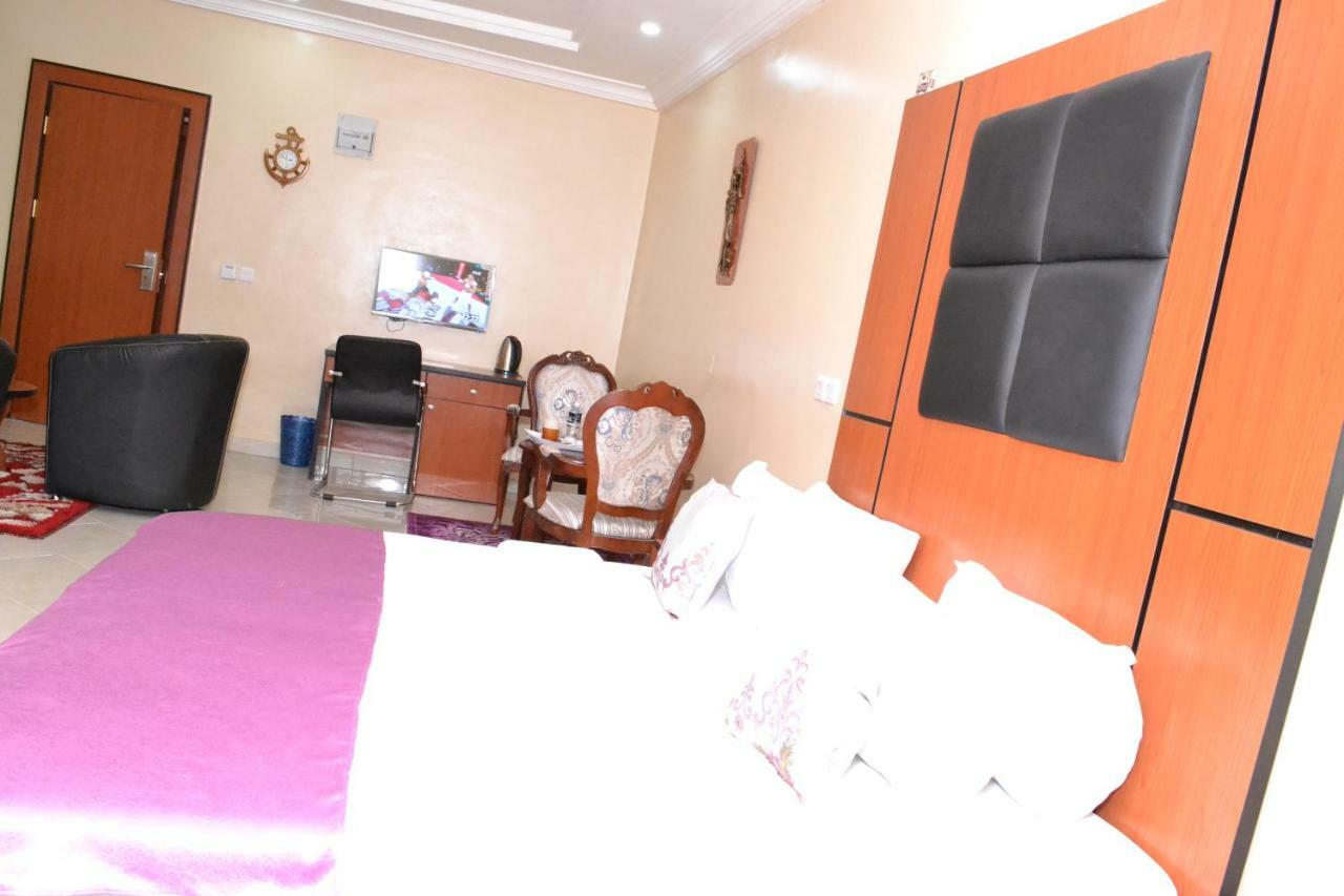 Limoh Suites Бенин Сити Екстериор снимка