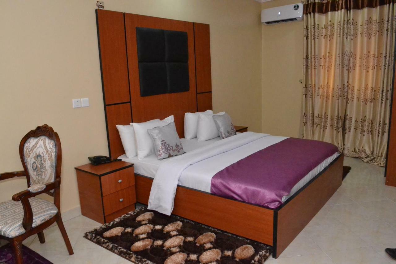 Limoh Suites Бенин Сити Екстериор снимка