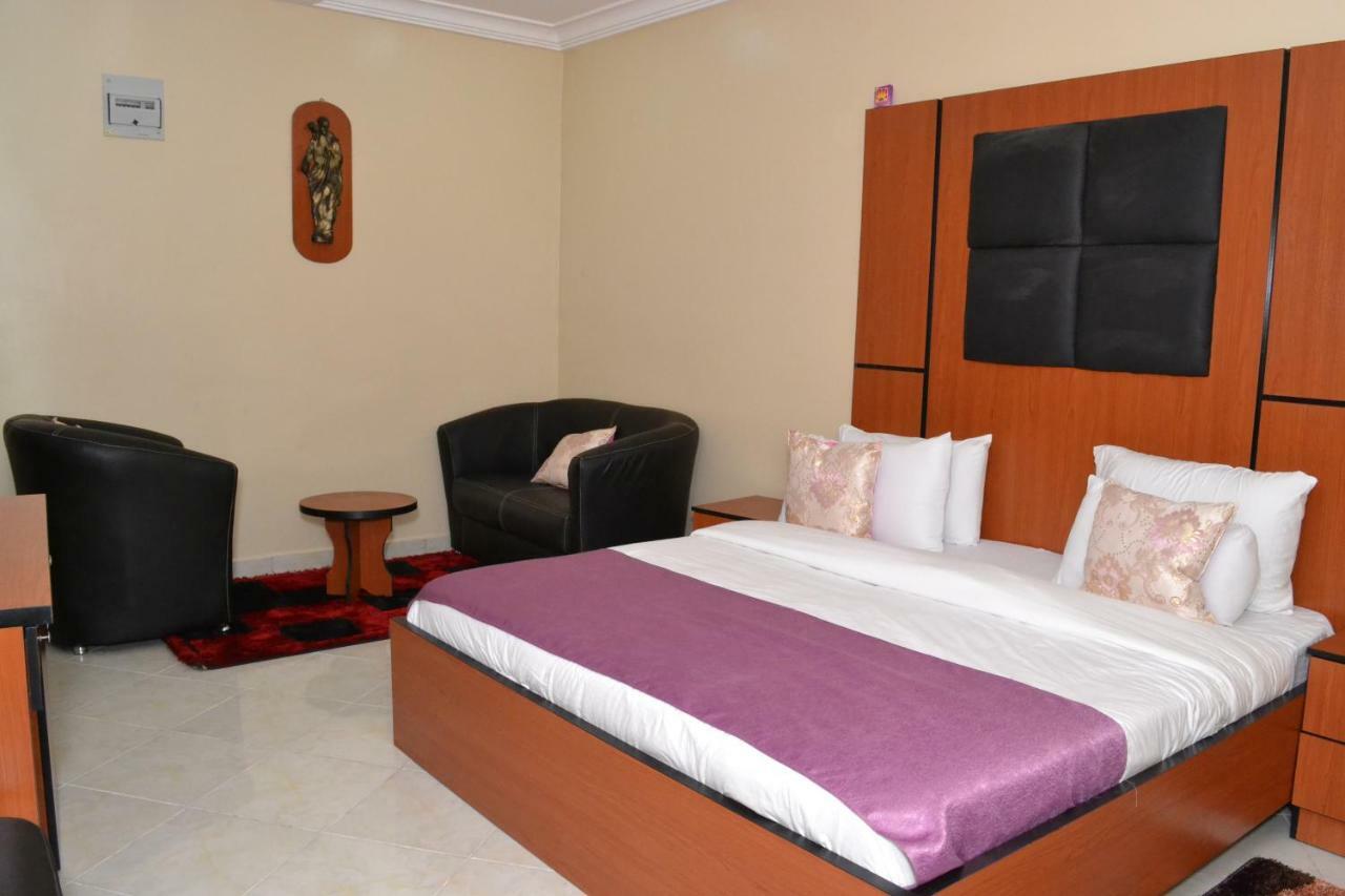 Limoh Suites Бенин Сити Екстериор снимка